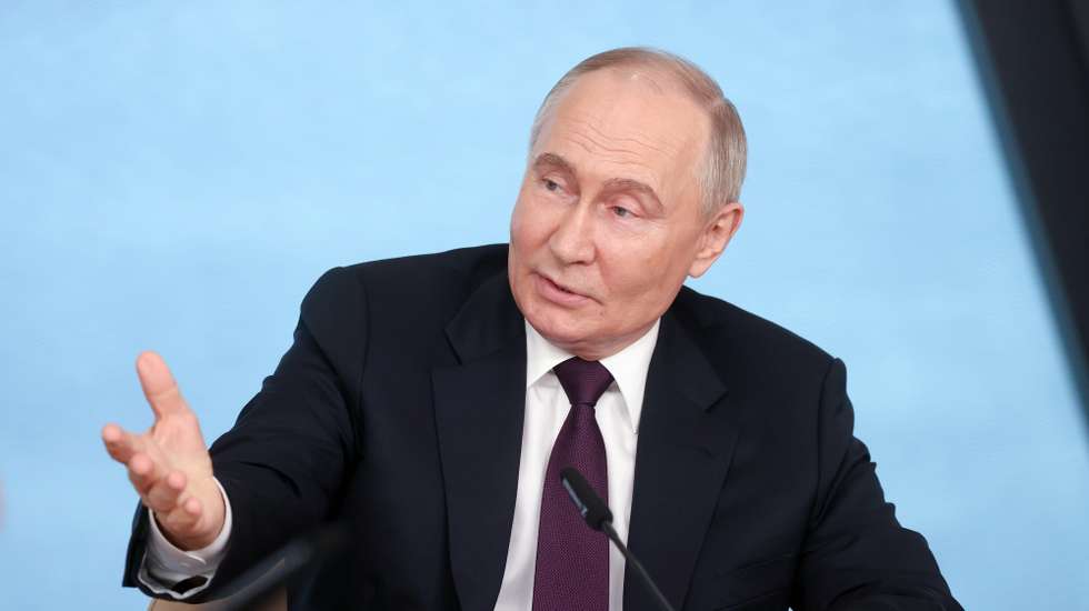 epa11392263 Russian President Vladimir Putin holds a meeting with heads of international news agencies, on the sidelines of the 27th Saint Petersburg International Economic Forum (SPIEF), at the Lakhta Centre in St. Petersburg, Russia, 05 June 2024.  EPA/VALENTINA PEVTSOVA / SPUTNIK / KREMLIN POOL MANDATORY CREDIT