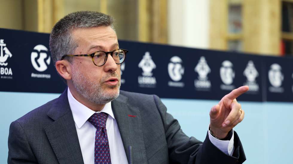 O presidente da Câmara Municipal de Lisboa, Carlos Moedas, durante o debate "Políticas de habitação nos grandes centros urbanos", que decorreu na Biblioteca Municipal, Palácio das Galveias, em Lisboa, 01 de outubro de 2024.  ANTÓNIO COTRIM/LUSA