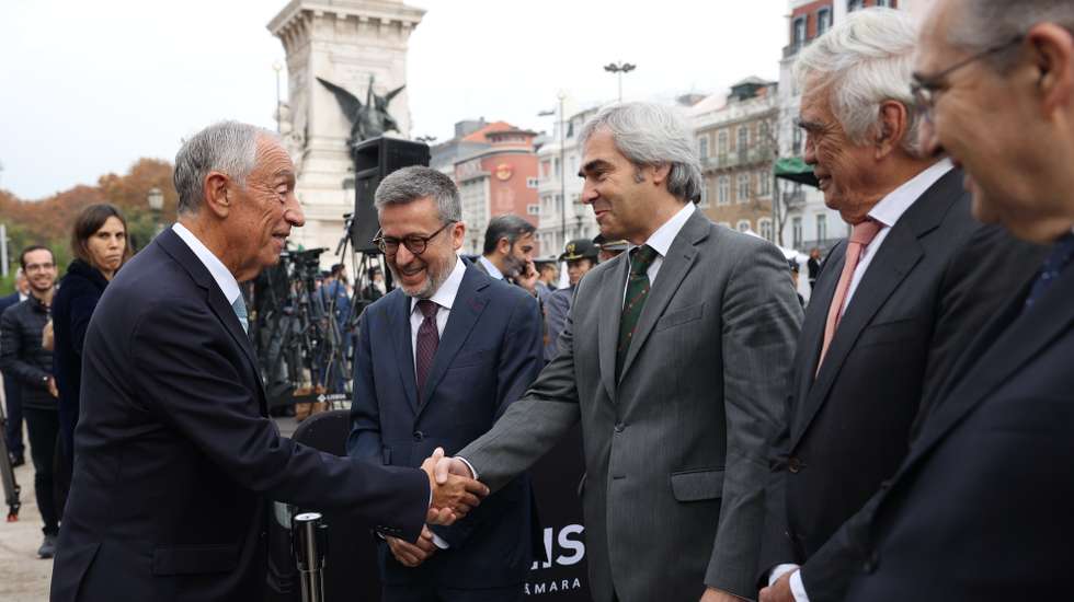 O Presidente da República, Marcelo Rebelo de Sousa (E) cumprimenta o ministro da Defesa Nacional Nuno0 Melo (C) durante as Comemorações da Restauração da Independência de Portugal organizadas pela Sociedade Histórica da Independência de Portugual, na Praça dos Restauradores, Lisboa, 1 de dezembro de 2024. MIGUEL A. LOPES/ LUSA