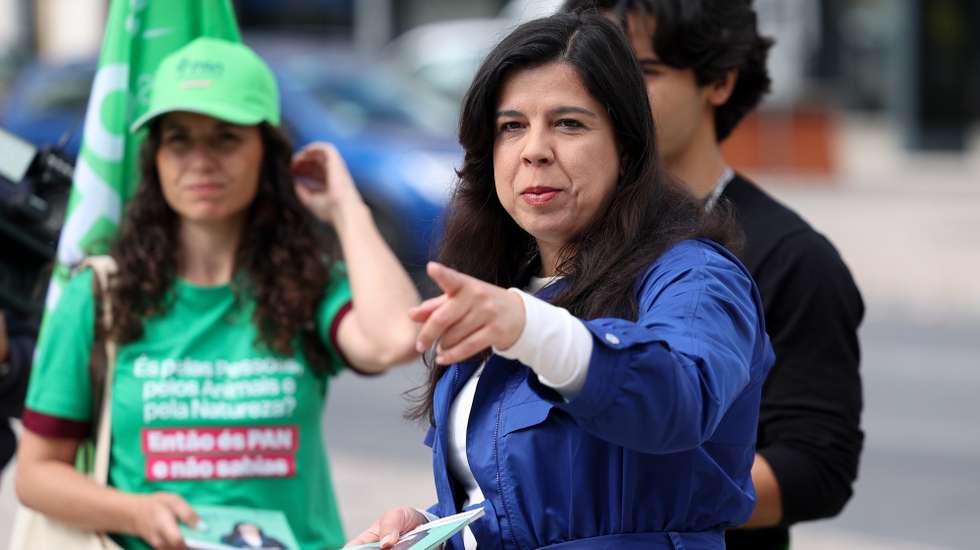 A porta-voz do Pessoas-Animais-Natureza (PAN), Inês de Sousa Real (D), durante uma ação de campanha no âmbito das eleições legislativas, no Campo Pequeno, em Lisboa, 13 de maio de 2025. ANDRÉ KOSTERS/LUSA