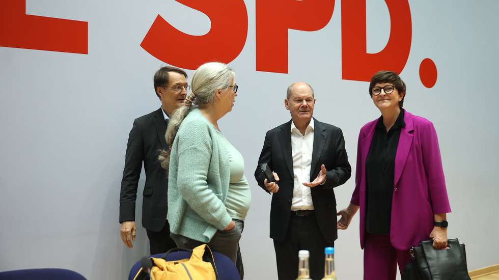 epa11714499 German Health Minister Karl Lauterbach (L), German Chancellor Olaf Scholz (C) and SPD co-leader Saskia Esken (R) attend the Social Democratic Party (SPD) executive committee in Berlin, Germany, 11 November 2024.  EPA/CHRISTIAN MARQUARDT / POOL