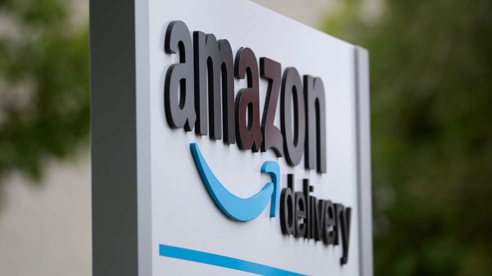 epa12408683 An Amazon sign is on display at a facility in Los Angeles, California, USA, 26 September 2025. Amazon has agreed to pay what the Federal Trade Commission (FTC) has called a ’historic’ 2.5 billion US dollar settlement after it was accused of manipulating customers into getting and keeping Prime subscriptions.  EPA/ALLISON DINNER
