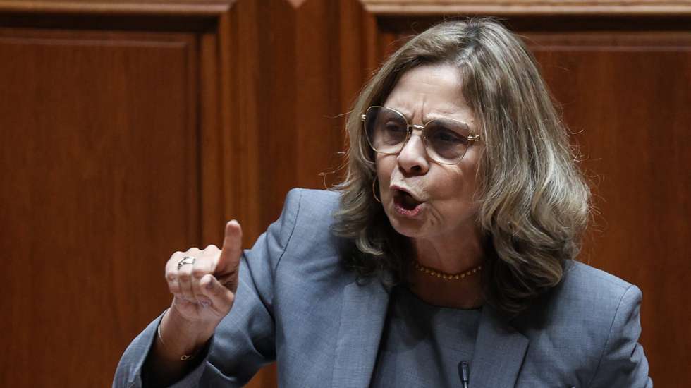 A ministra da Saúde, Ana Paula Martins, intervém no debate parlamentar sobre a "Partidarização do SNS e degradação do acesso à saúde", esta tarde na Assembleia da República, em Lisboa, 06 de fevereiro de 2025. MIGUEL A. LOPES/LUSA