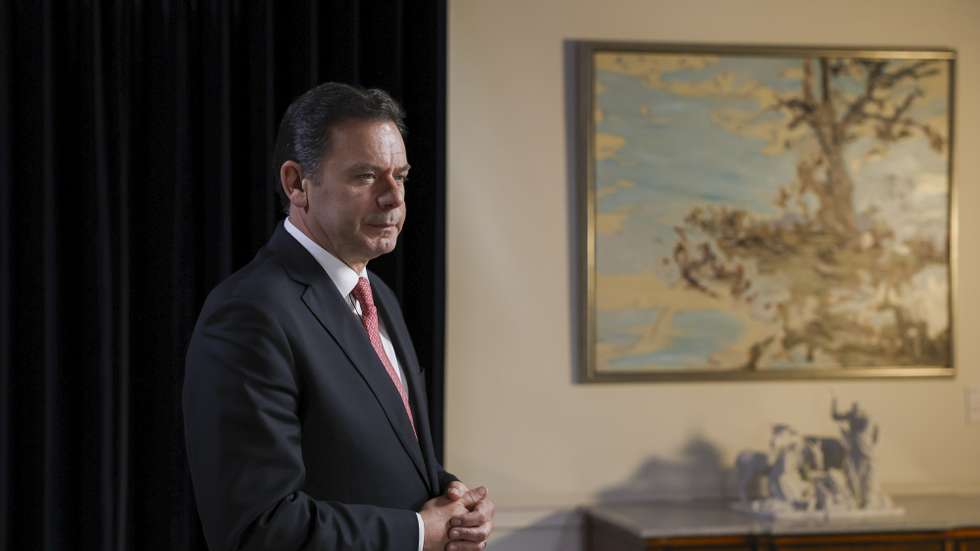 O primeiro-ministro, Luís Montenegro, durante a tradicional mensagem de Natal na residência oficial no Palácio de São Bento, Lisboa, 17 de dezembro de 2024. FOTO ANDRÉ CRISPIM/ PORTAL DO GOVERNO/ LUSA