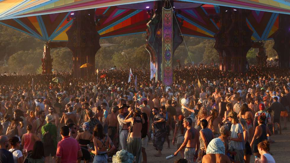 Visitantes no Boom Festival, em Idanha-a-Nova, conta com 21 palcos oficiais, 544 artistas, 181 facilitadores, 69 assistentes e 100 terapeutas, para um público de 41 mil pessoas de 177 nacionalidades, segundo a organização, 23 de julho de2022. PEDRO REIS MARTINS/LUSA.