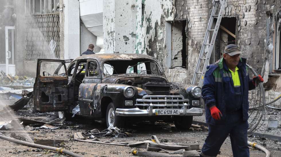 epa12233444 A burned car at the site of a drone strike on a residential building in Lviv, Ukraine, 12 July 2025, amid the Russian invasion. At least two people died and another 14 were injured after a massive overnight combined Russian attack by missiles and shock drones across Ukraine.  EPA/MYKOLA TYS