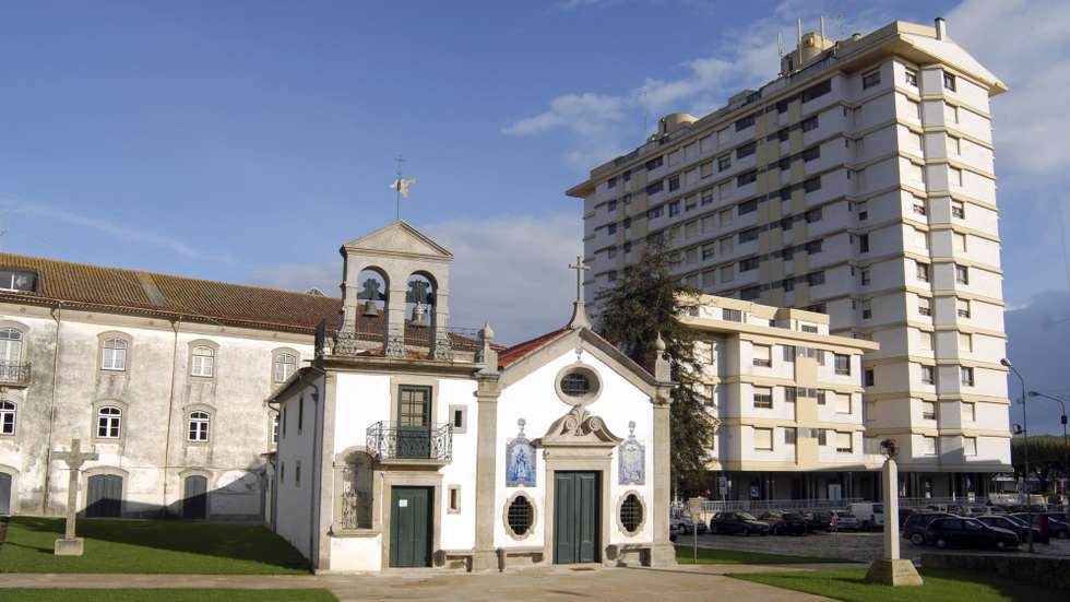 A população de Viana do Castelo e os turistas que visitam a cidade aplaudiram hoje a obra de recuperação da Igreja das Almas, que acaba de ser premiada pelo Instituto da Habitação e da Reabilitação Urbana (IHRU), Viana do Castelo, 4 de dezembro de 2009.  (ACOMPANHA TEXTO) ARMENIO BELO/LUSA