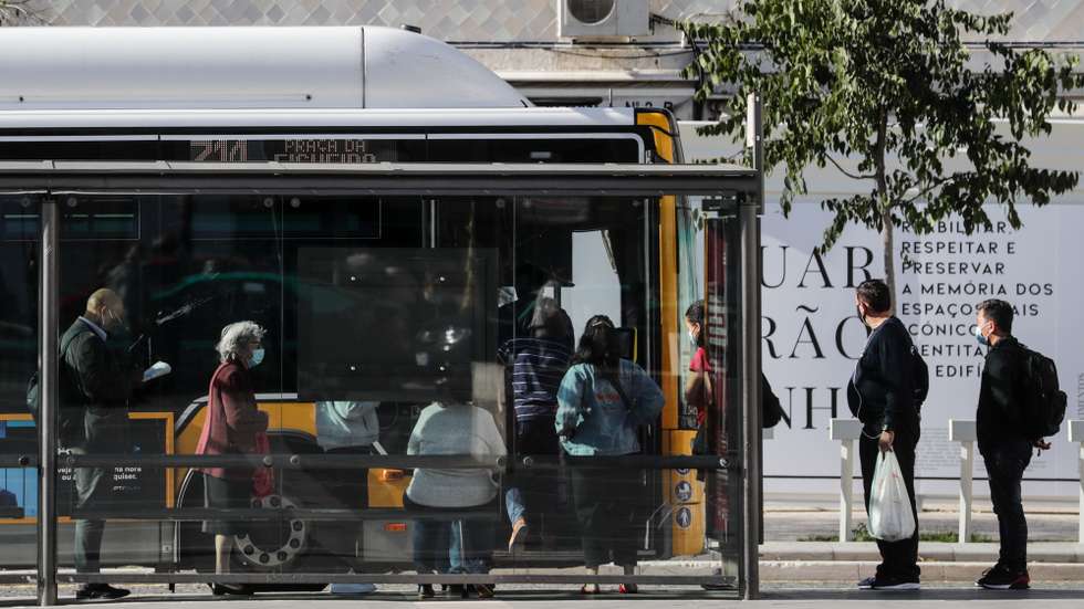 Pessoas esperam para entrar num autocarro da Carris na Praça da Figueira na baixa pombalina de Lisboa, 20 de novembro de 2020. A falta de turismo na cidade de Lisboa devido à pandemia de Covid 19 levou a que muitos estabelecimentos comerciais, alguns deles emblemáticos e de familias há gerações estejam em risco de fechar. (ACOMPANHA TEXTO DA LUSA DE 22 DE NOVEMBRO DE 2020) TIAGO PETINGA/LUSA