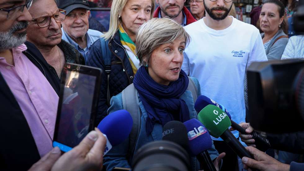A cabeça de lista do Partido Socialista (PS) às eleições Europeias, Marta Temido, fala aos jornalistas durante a manifestação no âmbito das comemorações do Dia do Trabalhador, que decorreru entre o Martim Moniz e a Alameda D. Afonso Henriques, em Lisboa, 01 de maio de 2024. Os trabalhadores do Comércio, Escritórios e Serviços de Portugal estão em luta por mais salário, menos horário, valorização das carreiras e profissões, e pelo combate à precariedade. MIGUEL A. LOPES/LUSA