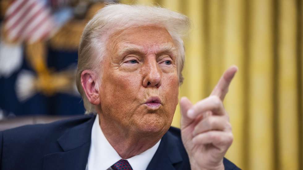 epa11840854 US President Donald Trump signs numerous executive orders, including pardons for defendants from the January 6th riots and a delay on the TikTok ban, on the first day of his presidency in the Oval Office of the White House in Washington, DC, USA, 20 January 2025. Trump, who defeated Kamala Harris to become the 47th president of the United States, was sworn in earlier in the day, though the planned outdoor ceremonies and events were cancelled due to extremely cold temperatures.  EPA/JIM LO SCALZO / POOL