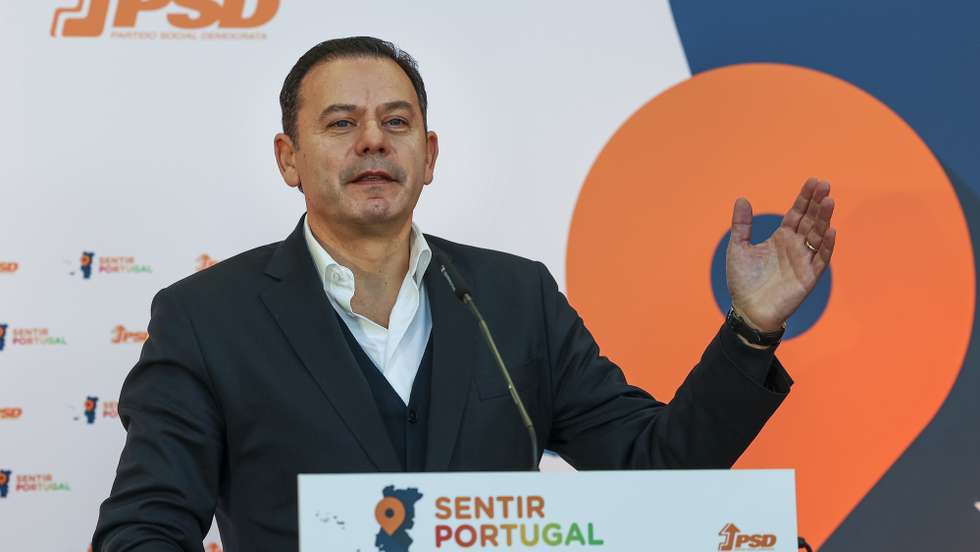 O presidente do PSD, Luís Montenegro, durante a intervenção no almoço distrital de Natal do distrito de Aveiro no âmbito do programa "Sentir Portugal" em Aveiro, em Castelo de Paiva, 17 de dezembro de 2023. PAULO NOVAIS/LUSA