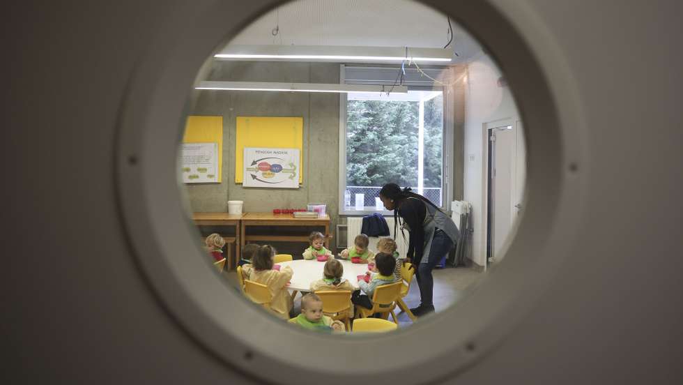 Uma auxiliar de educação e crianças do Centro Infantil Maria Monserrate (CIMM), que enveredou por um projeto-piloto da creche com semana dos quatro dias, Lisboa 30 de novembro de 2023. (ACOMPANHA TEXTO DE 03 DE DEZEMBRO DE 2023). TIAGO PETINGA/LUSA