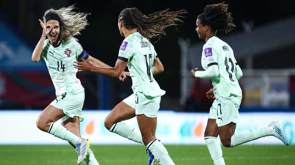 epa13019099 Portugal's Dolores Silva (L) celebrates with teammates after scoring a goal during the FIFA Women's World Cup 2027 qualifiers soccer match between Portugal and Latvia in Cascais, Portugal, 05 June 2026.  EPA/RODRIGO ANTUNES