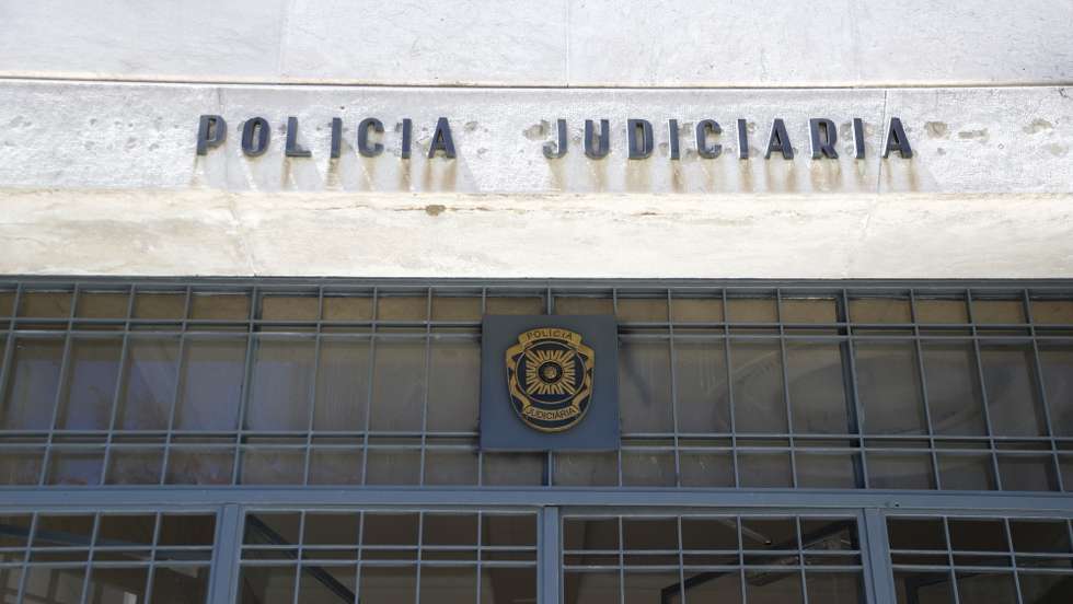 A Unidade de Informação Criminal da PJ localizou e deteve o fugitivo na zona de Portimão, no distrito de Faro