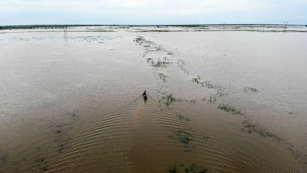 Imagem aérea obtida por um drone da estrada que liga a cidade da Beira a Nhamatanda, inundada devido à passagem do ciclone Eloise,