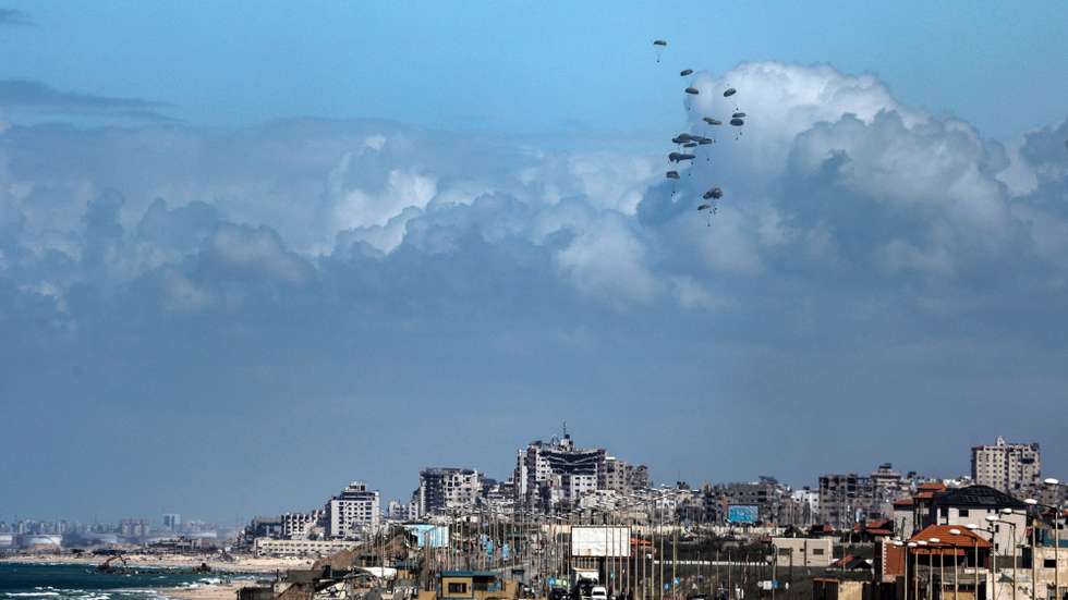 epa11222198 Humanitarian aid is airdropped by an aircraft over the northern Gaza Strip, 15 March 2024. The international community is combining efforts to increase humanitarian assistance to the residents of Gaza affected by the ongoing conflict. More than 31,000 Palestinians and over 1,300 Israelis have been killed, according to the Palestinian Health Ministry and the Israel Defense Forces (IDF), since Hamas militants launched an attack against Israel from the Gaza Strip on 07 October 2023, and the Israeli operations in Gaza and the West Bank which followed it.  EPA/MOHAMMED SABER