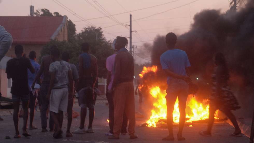 epa11680884 Protesters set up makeshift burning barricades during a rally against the elections results in Maputo, Mozambique, 24 October 2024. The presidential candidate of the ruling Frelimo Party, Daniel Chapo, who gained 71% of the vote, was declared winner of the presidential and parliamentary elections which took place on 09 October.  EPA/EMIDIO JOZINE