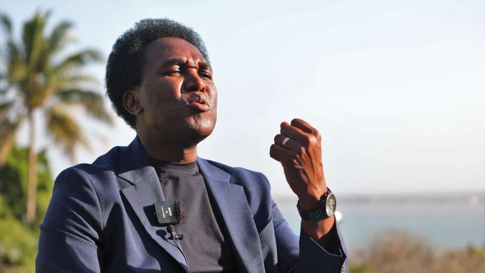 O candidato à Presidência da República de Moçambique para as eleições gerais de 09 de outubro, Venâncio Mondlane, em entrevista à Agência Lusa em Maputo, Moçambique, 14 de agosto de 2024. O candidato presidencial Venâncio Mondlane apelidou hoje o Estado moçambicano de "babilónico", referindo que o vai reformar e despartidarizar como primeira medida caso seja eleito Presidente da República nas eleições de outubro. (ACOMPANHA TEXTO DE 19-08-2024). LUÍSA NHANTUMBO/LUSA