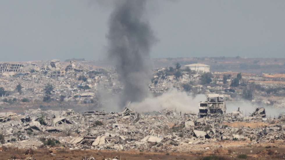 epaselect epa12294746 Smoke rises from destroyed buildings following an Israeli airstrike inside Gaza, as seen from the Israeli side, near the border with Gaza Strip, in southern Israel, 12 August 2025. Over 61,400 Palestinians have been killed in the Gaza Strip since October 2023, according to the Palestinian Ministry of Health, and about 1,200 Israelis have been killed since the launch of an Israeli military campaign in response to a cross-border attack by Hamas on 07 October 2023  EPA/ABIR SULTAN