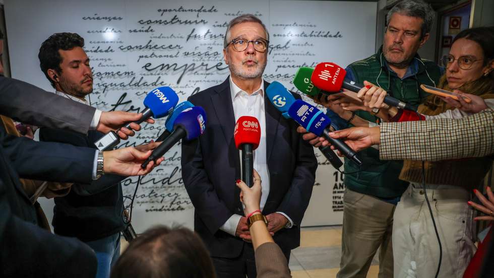 O secretário-geral da UGT - União Geral de Trabalhadores, Mário Mourão, fala à imprensa após uma reunião com a  ministra do Trabalho, Solidariedade e Segurança Social, Maria do Rosário Palma Ramalho (ausente da fotografia), para debater as alterações à legislação laboral na sede do ministério, em Lisboa, 23 de fevereiro de 2026. TIAGO PETINGA/LUSA