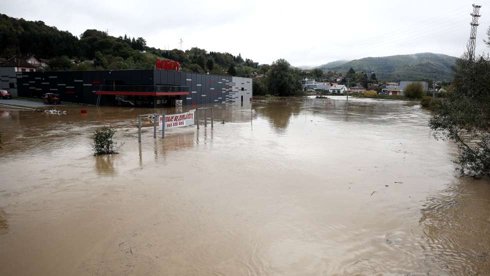 epa11641433 A flooded street following flash floods in Kiseljak, Bosnia and Herzegovina, 04 October 2024. Central and southern parts of Bosnia and Herzegovina were hit by a severe rainstorm overnight, which caused widespread flooding, closing roads, cutting electricity, and disrupting telecom signals. Rescue services in Jablanica and Kiseljak reported several people missing and called for army assistance, as access to Jablanica was completely blocked due to road and rail closures. 14 fatalities due to the flash floods have been confirmed so far by the regional government of Hercegovacko-Neretvanska county.  EPA/NIDAL SALJIC