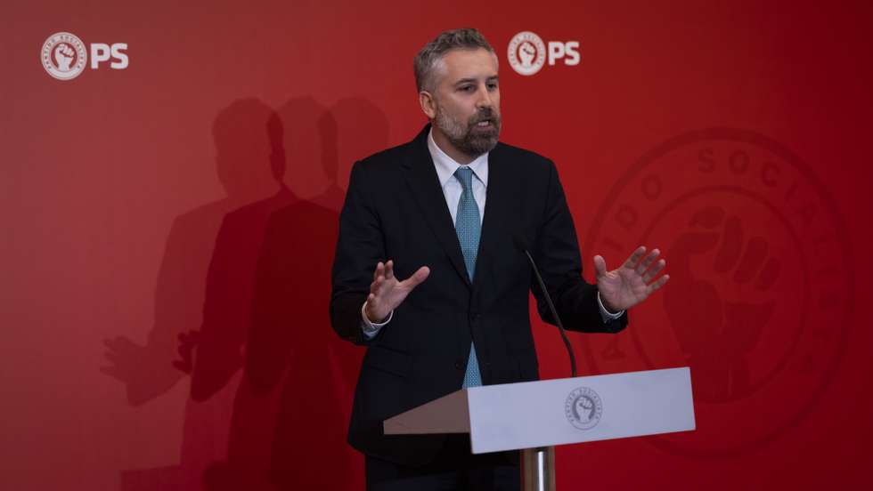 O secretário-geral do Partido Socialista (PS), Pedro Nuno Santos, fala aos jornalistas durante uma conferência de imprensa após reuniões com a Associação Portuguesa de Administradores Hospitalares e com o Sindicato dos Enfermeiros, na sede do PS, em Lisboa, 14 de janeiro de 2025. JOSÉ SENA GOULÃO/LUSA