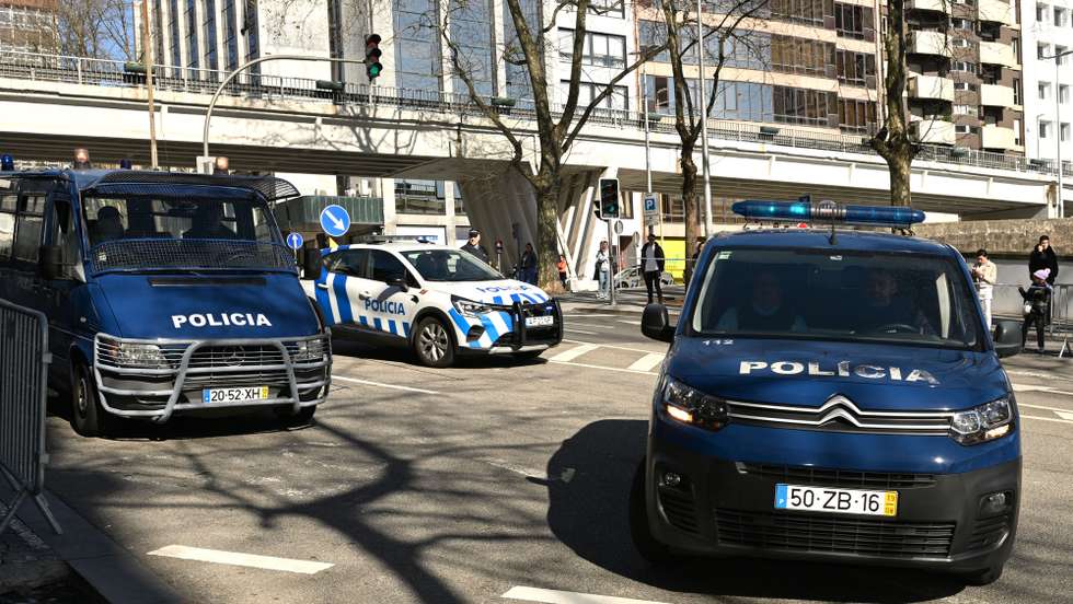 Chegada ao Tribunal de Instrução Criminal (TIC) de veículos celulares da Polícia com alguns de detidos da operação "Pretoriano", no Porto, 02 de fevereiro de 2024. Na passada na quarta-feira, a PSP deteve hoje 12 pessoas, incluindo o líder dos Super Dragões, Fernando Madureira, a sua mulher, Sandra Madureira, vice-presidente da claque, e o oficial de ligação aos adeptos do FC Porto, Fernando Saul, no âmbito de um processo que investiga os incidentes ocorridos durante essa AG. FERNANDO VELUDO/LUSA