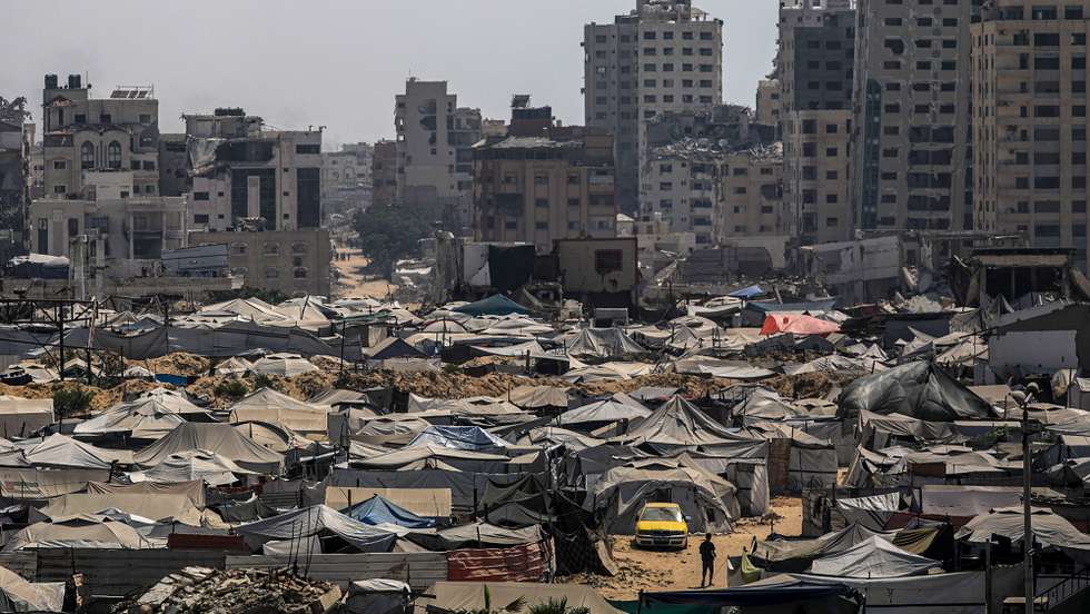 epa12268879 A view of tents of internally displaced Palestinians, who fled from the east of Gaza City and the northern Gaza Strip, in the west of Gaza City, 28 July 2025. More than 130 Palestinians, the majority of whom children, have died of malnutrition in the Gaza Strip, the Palestinian Ministry of Health said on 27 July.  EPA/MOHAMMED SABER