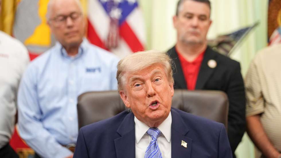 epa12981704 US President Donald Trump speaks during an event with Environmental Protection Agency Administrator Lee Zeldin in the Oval Office at the White House in Washington, DC, USA, 21 May 2026. Trump discussed plans to roll back Biden-era refrigerant regulations affecting cooling and refrigeration systems.  EPA/AL DRAGO / POOL NEWS SERVICE OK