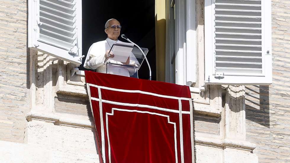 epa12742459 Pope Leo XIV during the Angelus prayer, traditional Sunday's prayer, from the window of his office overlooking Saint Peter's Square, Vatican City, 15 February 2026.  EPA/ANGELO CARCONI