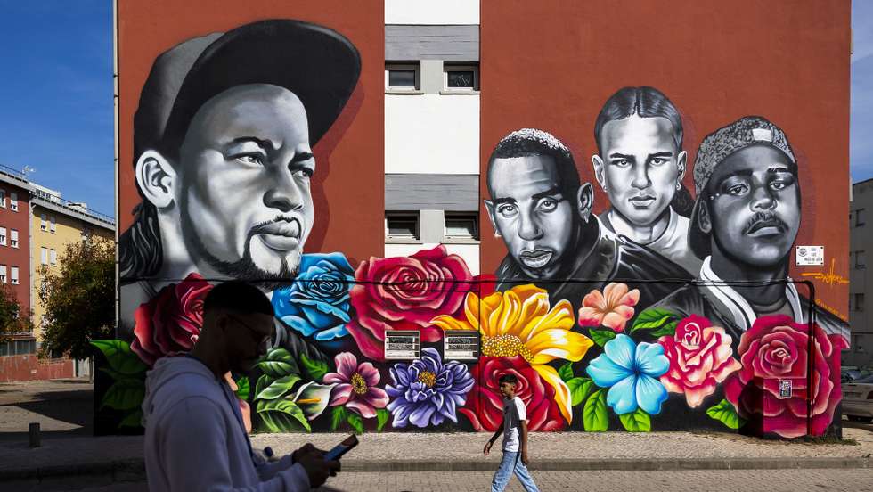Moradores do Bairro do Zambujal prestam homenagem a Odair Moniz, natural de Cabo Verde e imigrante em Portugal, que foi alvejado por um agente da Polícia de Segurança Pública (PSP) a 21 de outubro de 2024, com a inauguração de um mural, um almoço comunitário e concertos, no Bairro do Zambujal, Amadora, 18 de outubro de 2025. JOSÉ SENA GOULÃO/LUSA