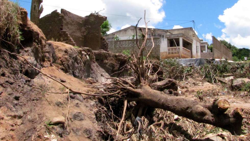 Cerca de 13 mil pessoas foram afetadas, 80 casas destruídas, túmulos aluíram e estradas estão condicionadas e intransitáveis na cidade de Chimoio, na sequência das chuvas e erosão, 1 de fevereiro de 2011, Moçambique. (ACOMPANHA TEXTO). ANDRE CATUEIRA / LUSA