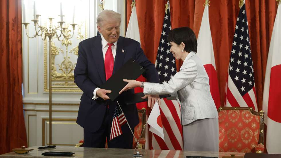 epa12487000 US President Donald Trump and Japan’s Prime Minister Sanae Takaichi during a signing ceremony for an agreement on critical minerals and rare earths at the Akasaka Palace State Guest House in Tokyo, Japan, 28 October 2025. US President Trump is on a three-day visit to Japan from 27 to 29 October 2025 to reaffirm the Japan-US alliance and advance economic talks.  EPA/KIYOSHI OTA / BLOOMBERG POOL