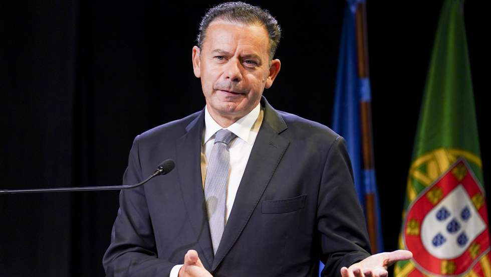 O primeiro-ministro, Luís Montenegro, discursa durante a sessão de homenagem a João Maria de Oliveira Martins e António Fernando Couto dos Santos em Esposende. 19 setembro 2026.HUGO DELGADO/LUSA