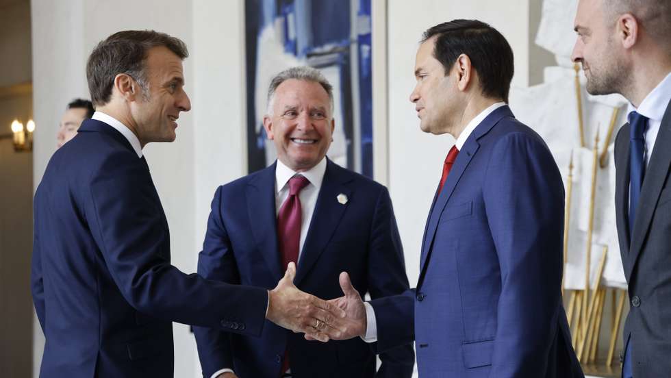 epa12036615 France's President Emmanuel Macron (L) shakes hands with US Secretary of State Marco Rubio (2R) next to US Special Envoy Steve Witkoff (C) and France's Minister for Europe and Foreign Affairs Jean-Noel Barrot before a meeting at the Elysee presidential palace in Paris, France, 17 April 2025. US Secretary of State was in Paris today to meet French President about crafting a Ukraine ceasefire, as Washington and Europe seek common ground on ending the fighting. Top Ukrainian officials were also in the French capital to meet EU and US delegations.  EPA/LUDOVIC MARIN / POOL  MAXPPP OUT