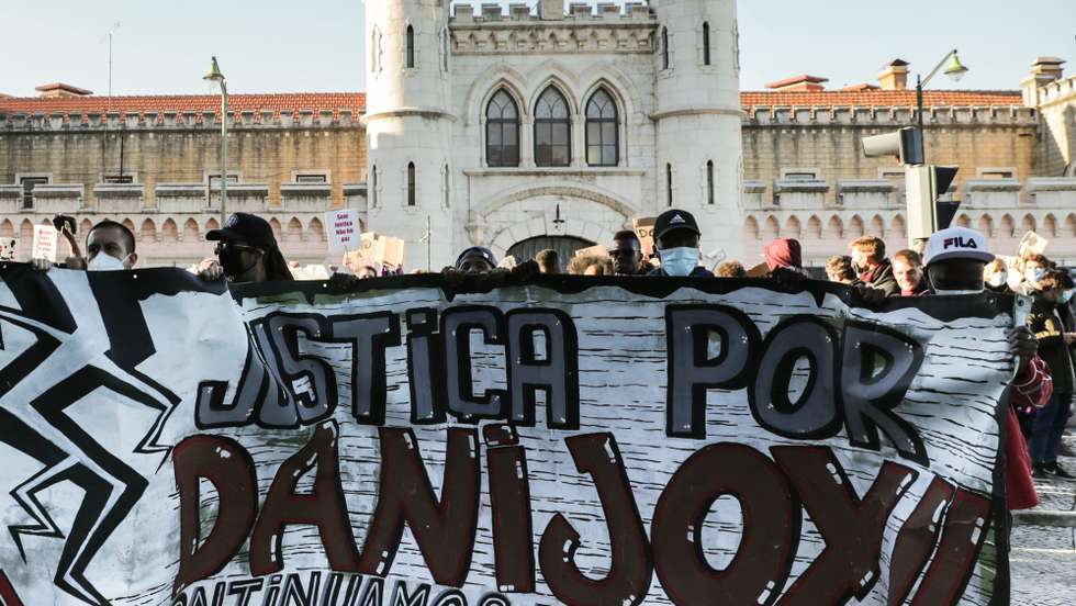 Cerca de uma centena de manifestantes concentraram-se por Danijoy Pontes, falecido no dia 15 de setembro no Estabelecimento Prisional de Lisboa (EPL) "contra todas as prisões", parte de uma iniciativa do Movimento Negro Portugal (MNP), que une organizações do movimento negro, antirracista, de defesa dos direitos dos migrantes e da sociedade civil, em frente ao Estabelecimento Prisional de Lisboa, 06 de novembro de 2021. TIAGO PETINGA/LUSA