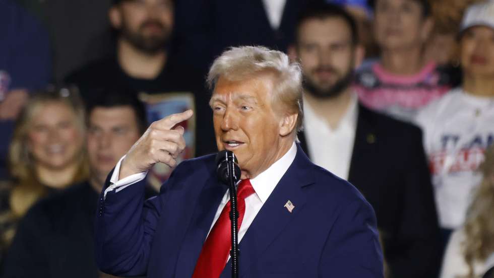 epa11853178 US President Donald J. Trump speaks at an event at the Circa Resort and Casino in Las Vegas, Nevada, USA, 25 January 2025.  EPA/BIZUAYEHU TESFAYE