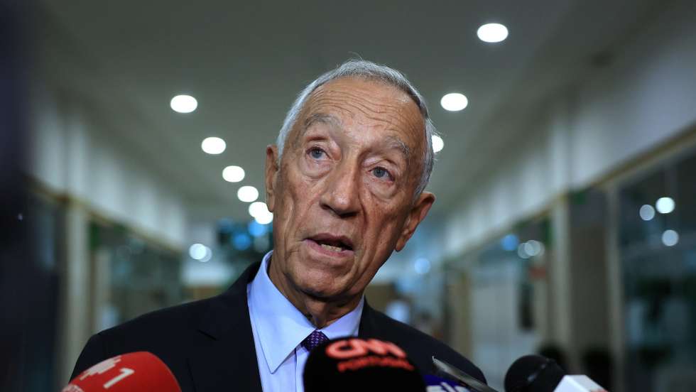 O Presidente da República, Marcelo Rebelo de Sousa, fala com a comunicação social durante a sessão de encerramento do VI Encontro de Cuidadores Informais, em Grijó, Vila Nova de Gaia, 05 de novembro de 2024. ESTELA SILVA/LUSA