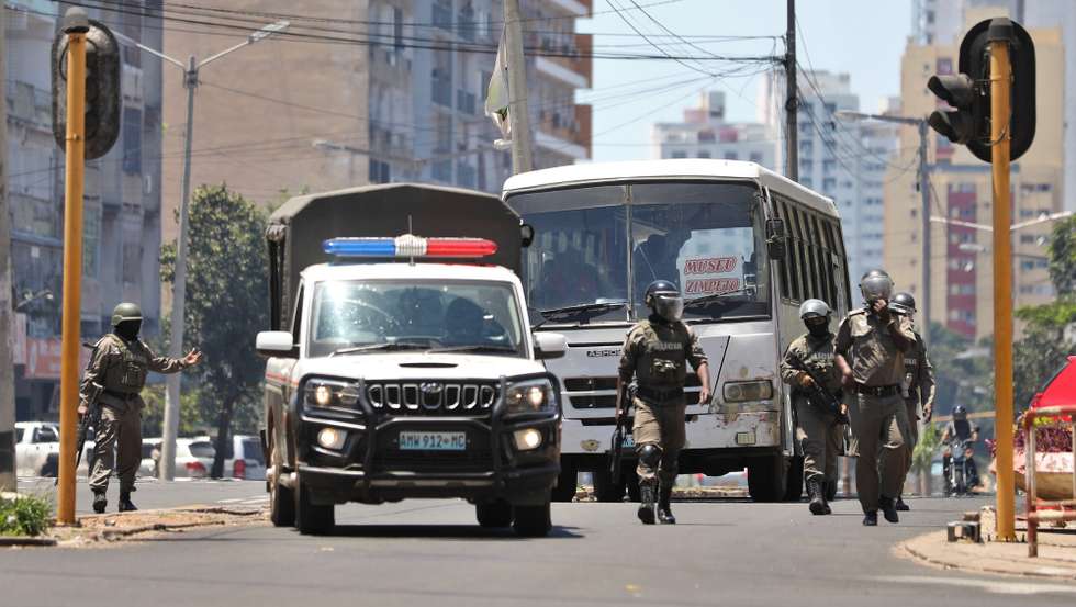 A polícia moçambicana travou hoje, no centro de Maputo, uma manifestação com poucas dezenas de pessoas em protesto contra os resultados anunciados das eleições gerais de 09 de outubro, lançando gás lacrimogéneo para dispersar, 04 de novembro de 2024. LUÍSA NHANTUMBO/LUSA