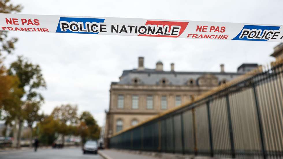 epa12464603 Police tape cordons off the southeast corner of the Louvre Museum on Quai Francois-Mitterrand, on the banks of the River Seine, after a robbery at the Louvre Museum in Paris, France, 19 October 2025. The Louvre Museum was targeted in a robbery by several criminals who smashed windows to steal jewelry. The museum was later closed. French Culture Minister Rachida Dati called it 'an attack on France’s cultural heritage.'  EPA/Mohammed Badra