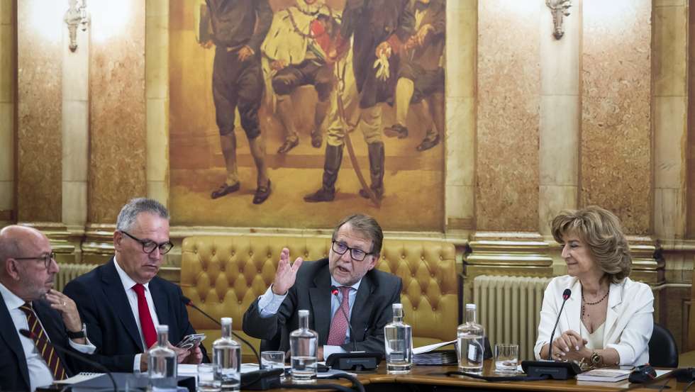 O ministro da Administração Interna, Luis Neves (2D), durante a sua audição na Comissão de Assuntos Constitucionais, Direitos, Liberdades e Garantias, na Assembleia da República, em Lisboa, 17 de junho de 2026. JOSÉ SENA GOULÃO/LUSA