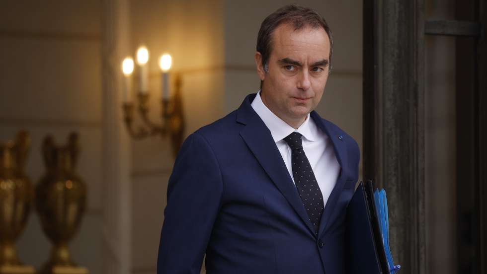 epa13202104 French Prime Minister Sebastien Lecornu leaves the Elysee Palace following the Cabinet meeting in Paris, France, 31 August 2026.  EPA/YOAN VALAT