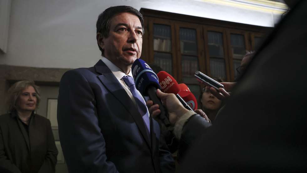 O diretor executivo do Serviço Nacional de Saúde (SNS), Álvaro Almeida, fala aos jornalistas após uma visita ao Hospital do Espírito Santo de Évora, onde acompanhou a ministra da Saúde, Ana Paula Martins, (ausente na imagem), no âmbito da preparação do Serviço Nacional de Saúde (SNS) para o período de inverno, Évora, 18 de novembro de 2025. A ministra prossegue um périplo pelas Unidades Locais de Saúde (ULS) de todo o país para conhecer a resposta das unidades de saúde aos desafios da época. Évora, 18 de novembro de 2025. NUNO VEIGA/LUSA