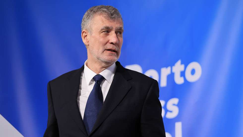 O almirante Henrique Gouveia e Melo, intervém no ‘What’s Next Summit 2025’, encontro global que reúne líderes empresariais, decisores políticos e inovadores para refletir sobre o futuro das empresas e da sociedade em tempos de incerteza abordando o tema “A importância da robótica na exploração marinha”, evento promovido pela Porto Business School, no Porto, 01 de abril de 2025. MANUEL FERNANDO ARAÚJO/LUSA
