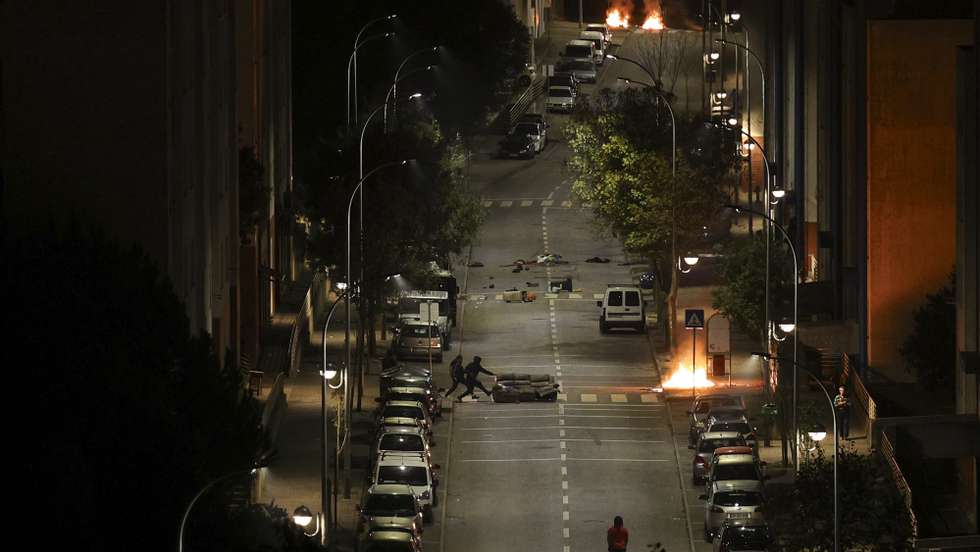 Vários objetos ardem no bairro do Casal da Mira, Amadora em protestos em reação à morte de um homem por um agente da polícia na segunda-feira, na Amadora, 23 de outubro de 2024. MIGUEL A. LOPES/LUSA