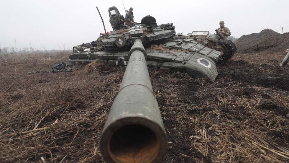 epa09864512 Ukrainian soldiers inspect the Russian tank in the recaptured by the Ukrainian army Nova Basan village of Kyiv (Kiev) area, Ukraine, 01 April 2022. Nova Basan and the surrounding area has recently been recaptured by the Ukrainian army from Russian forces, the General Staff of the Armed Forces of Ukraine announced on 01 April. On 24 February, Russian troops had entered Ukrainian territory in what the Russian president declared a 'special military operation', resulting in fighting and destruction in the country, a huge flow of refugees, and multiple sanctions against Russia.  EPA/STR