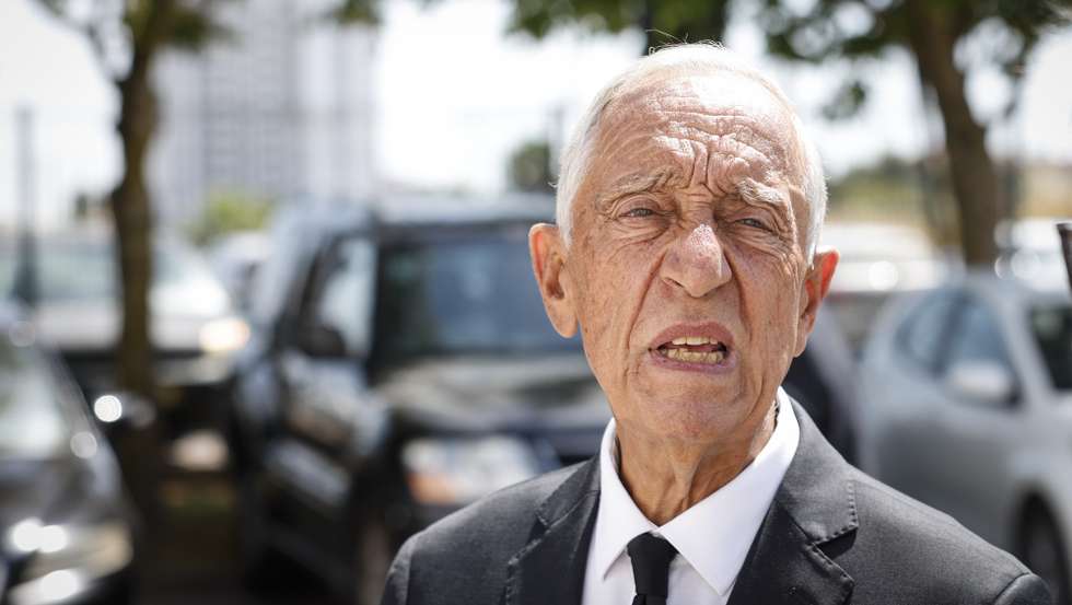 O Presidente da República, Marcelo Rebelo de Sousa, à chegada à sede da Autoridade Nacional de Emergência e Proteção Civil (ANEPC), para assistir a um ponto da situação sobre os incêndios, em Carnaxide, Oeiras, 15 de agosto de 2025. ANTÓNIO PEDRO SANTOS/LUSA