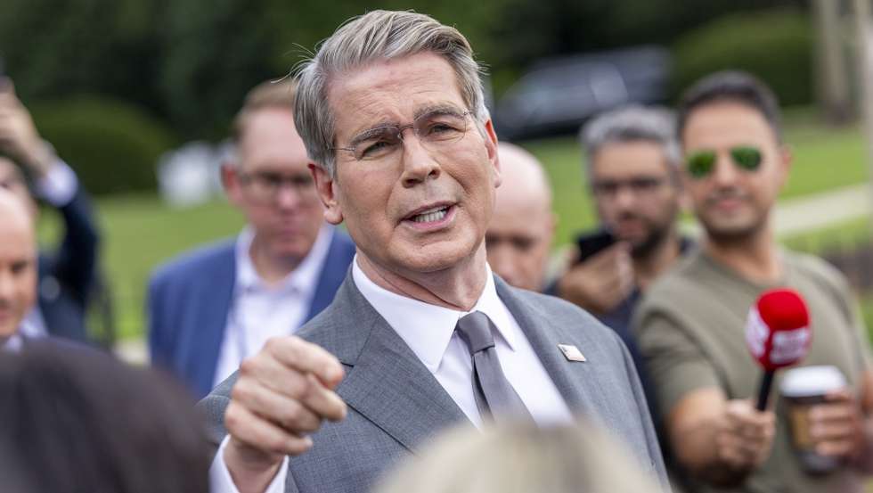 epa13180893 US Secretary of Treasury Scott Bessent speaks to reporters as he walks to the West Wing following an interview at the White House in Washington, DC, USA, 20 August 2026. Following the Supreme Court's decision striking down the 2025 International Emergency Economic Powers Act (IEEPA) tariffs, the U.S. government has paid out over 100 billion US dollar in refunds to corporate importers.  EPA/SHAWN THEW