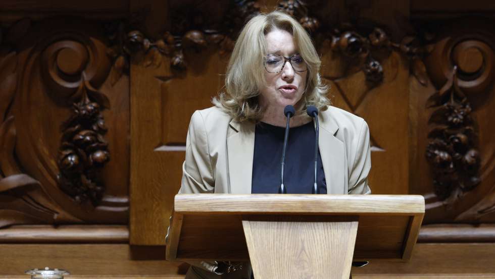 A ministra do Trabalho, Solidariedade e Segurança Social, Maria do Rosário Palma Ramalho, intervém durante o debate de atualidade, requerido pelo Bloco de Esquerda (BE), sobre "Muito km para pouco dinheiro: direitos para motoristas e estafetas das plataformas", na Assembleia da República, em Lisboa, 18 de abril de 2024. ANTÓNIO PEDRO SANTOS/LUSA