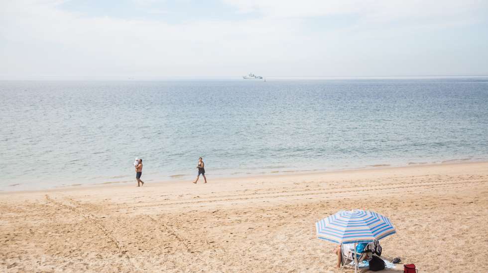 A praia tinha sido interditada a banhos no final da tarde de quinta-feira, após uma análise ter revelado parâmetros alterados, tendo sido reaberta na sexta-feira